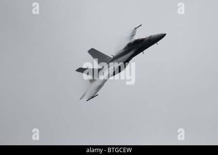 F18 Hornet battenti in un giorno nuvoloso oltre il Lago Washington in Seattle per il Seafair air show. Pressione di vapore visibile sopra le ali Foto Stock