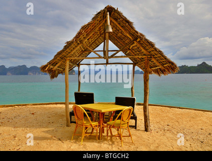 Spiaggia rilassante nella luce del tramonto Foto Stock