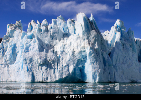 Iceberg e i ghiacciai sono sempre presenti ad est della Groenlandia Foto Stock