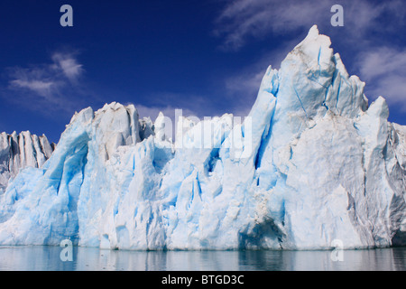 Iceberg e i ghiacciai sono sempre presenti ad est della Groenlandia Foto Stock
