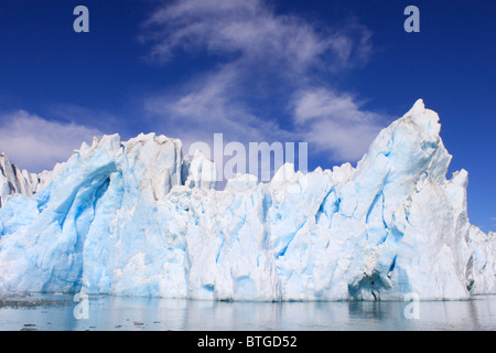 Iceberg e i ghiacciai sono sempre presenti ad est della Groenlandia Foto Stock