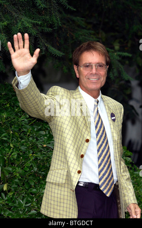 Musicista e cantante Sir Cliff Richard indossando un giallo giacca controllati, a una festa in piazza Carlyle a Chelsea, Londra Foto Stock