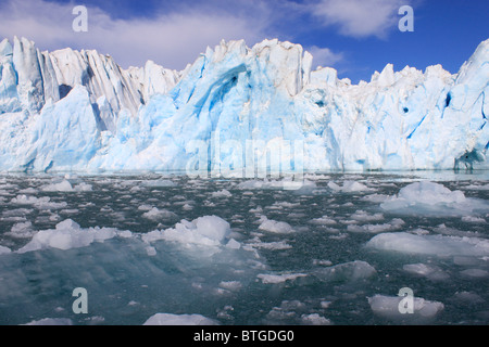 Iceberg e i ghiacciai sono sempre presenti ad est della Groenlandia Foto Stock