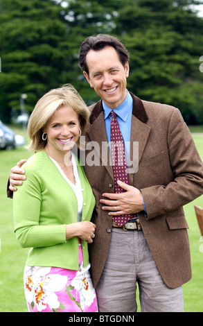 Attore Autore Richard E. Grant con braccio intorno a Katie Couric presentatore della televisione di oggi mostra la NBC a partita di polo Foto Stock