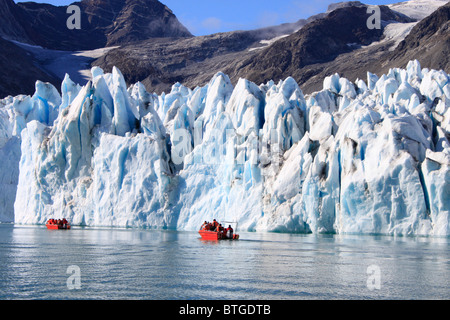 I turisti la visualizzazione della lingua del ghiacciaio a Rasmussen ghiacciaio in Groenlandia est Foto Stock