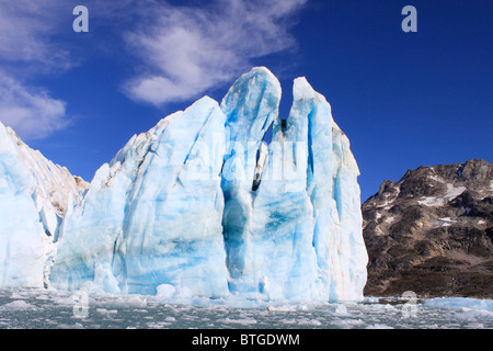 Iceberg e i ghiacciai sono sempre presenti ad est della Groenlandia Foto Stock