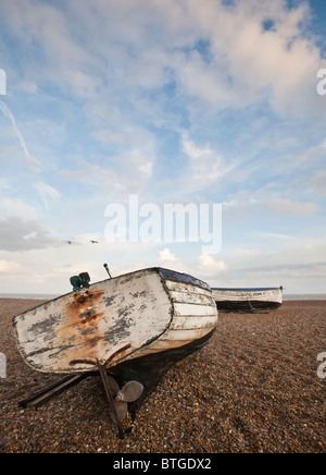 Barca da pesca sulla spiaggia di Aldeburgh Foto Stock