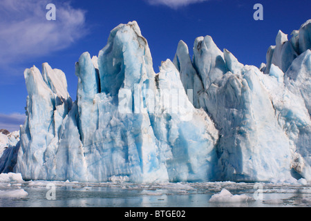 Iceberg e i ghiacciai sono sempre presenti ad est della Groenlandia Foto Stock