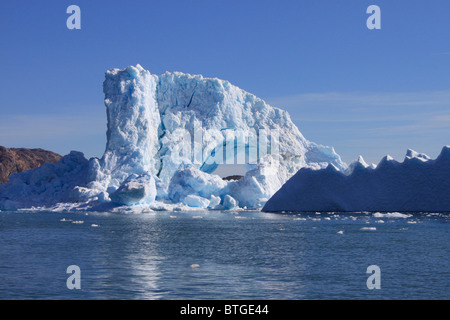 Iceberg e i ghiacciai sono sempre presenti ad est della Groenlandia Foto Stock