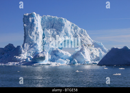 Iceberg e i ghiacciai sono sempre presenti ad est della Groenlandia Foto Stock