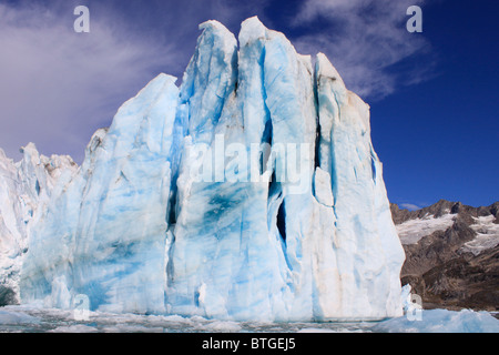 Iceberg e i ghiacciai sono sempre presenti ad est della Groenlandia Foto Stock