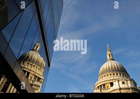 La cattedrale di St Paul e si riflette in una nuova destinazione per lo shopping, London Regno Unito Foto Stock