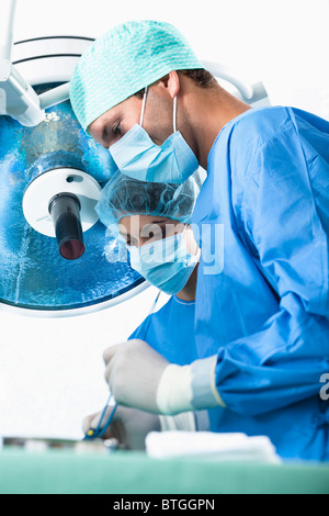 Il personale medico in sala operatoria Foto Stock