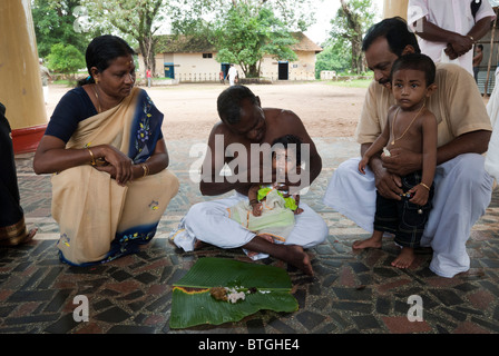 Annaprasana o Annaprasanam, Indù prima cibo solido, riso cerimonia di alimentazione a Kali Bhagavathy tempio di Kodungallur ; Kerala . Foto Stock