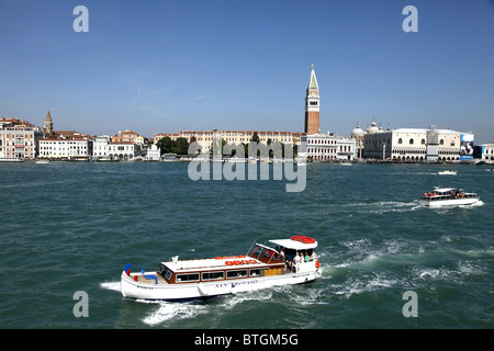 SAN MARCO CAMPANILE Imbarcazioni Venezia Italia Venezia Italia Venezia Italia 12 Settembre 2010 Foto Stock