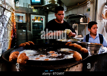 Un famoso negozio di Falafel in il colorato mercato nella città vecchia di Gerusalemme. Foto Stock