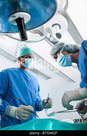 Il personale medico in sala operatoria Foto Stock