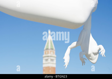 Dettaglio della scultura di un ragazzo con la rana e vista offuscata sul campanile, Venezia, Italia Foto Stock