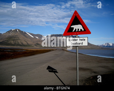 Attenzione di orsi polari, il segno che vi saluta come si lascia la liquidazione di Longyearbyen, Spitsbergen, Svalbard, Norvegia Foto Stock