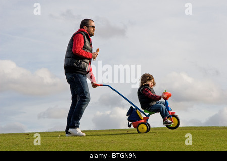 Padre e figlio nel parco, Heaton Park, Manchester, Inghilterra, Regno Unito Foto Stock