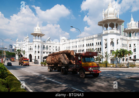 Carrelli registrazione guida nella parte anteriore del moresco e Mogul ispirato KL vecchia stazione ferroviaria da 1911 a Kuala Lumpur in Malesia Foto Stock