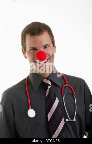 Medico con stetoscopio e clown naso Foto Stock