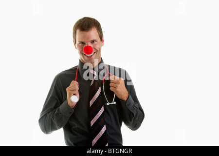 Medico con stetoscopio e clown naso Foto Stock