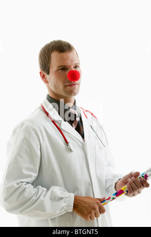 Medico con stetoscopio e clown naso Foto Stock