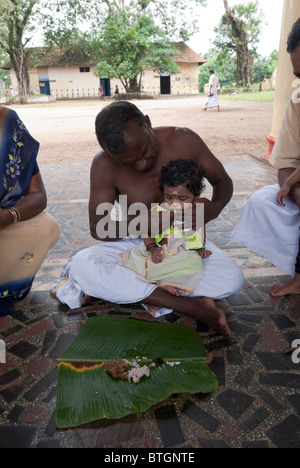 Annaprasana o Annaprasanam, Indù prima cibo solido, riso cerimonia di alimentazione a Kali Bhagavathy tempio di Kodungallur ; Kerala . Foto Stock