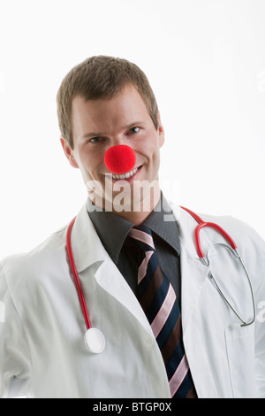 Medico con stetoscopio e clown naso Foto Stock