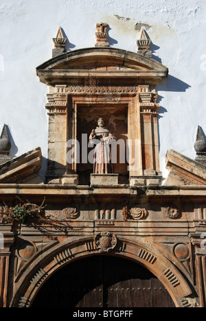 Statua dettaglio sopra la porta laterale della chiesa di San Francisco (Iglesia San Francisco) nella Plaza de Espana, Ecija, Spagna. Foto Stock