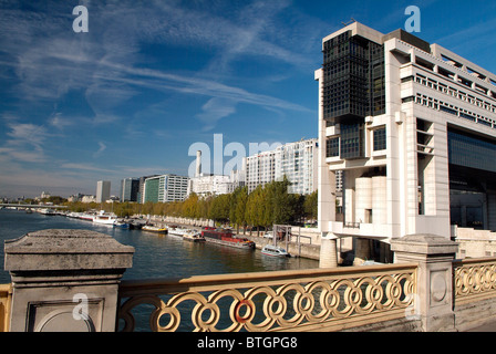 Il ministro delle Finanze edificio nei pressi de la Seine, Parigi capitale della Francia Foto Stock