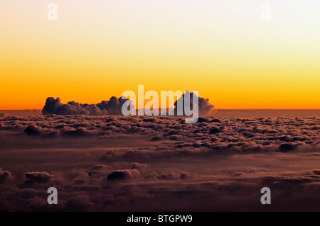 Sunrise guardando ad est dal basso il picco su Mt Kinabalu in Borneo su un oceano di nuvole. Foto Stock