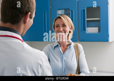 Felice visita del paziente medico Foto Stock