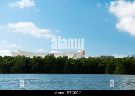 Il sultano del Brunei il palazzo Istana Nurul Iman visto da Sungai Brunei. Foto Stock