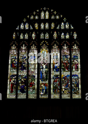 Le vetrate colorate raffiguranti eventi religiosi nella chiesa parrocchiale di San Pietro e San Paolo,Cromer,Norfolk, Regno Unito. Foto Stock