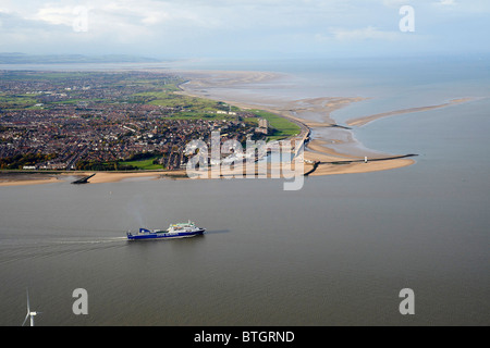 Liverpool Dublino traghetto merci lasciando la bocca del fiume Mersey, Liverpool, Nord Ovest Inghilterra, passando New Brighton Foto Stock