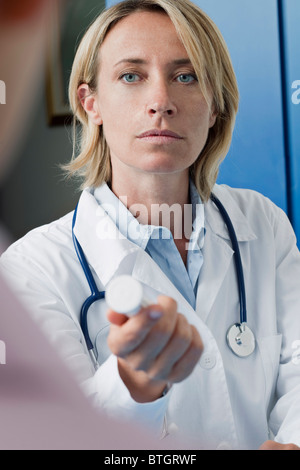 Medico dando la medicina del paziente Foto Stock