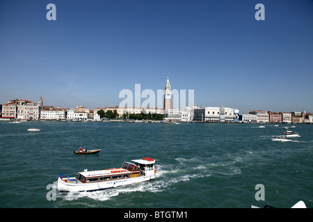 SAN MARCO CAMPANILE Imbarcazioni Venezia Italia Venezia Italia Venezia Italia 12 Settembre 2010 Foto Stock