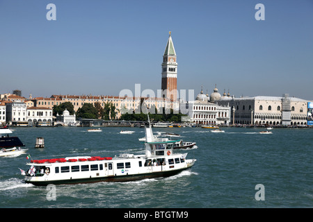 SAN MARCO CAMPANILE Imbarcazioni Venezia Italia Venezia Italia Venezia Italia 12 Settembre 2010 Foto Stock