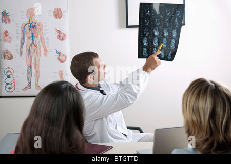 Medico con MRI della caviglia e pazienti Foto Stock