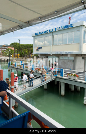 Imbarco sul traghetto al molo a Passignano sul Trasimeno sul Lago Trasimeno in unbria regione dell'Italia. Foto Stock