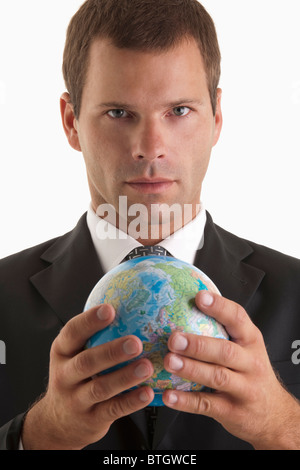 L'uomo holding globe Foto Stock