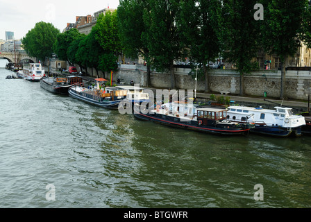 Chiatte ormeggiata su una banchina in Parigi capitale della Francia Foto Stock