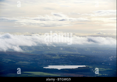 Guardando verso il basso sulla bassa nube su Nord Lancashire shot dall'aria, la mattina presto, nell'Inghilterra del Nord Foto Stock