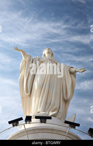 La statua della Vergine Maria sulla collina di San Cristobal, Santiago del Cile Foto Stock