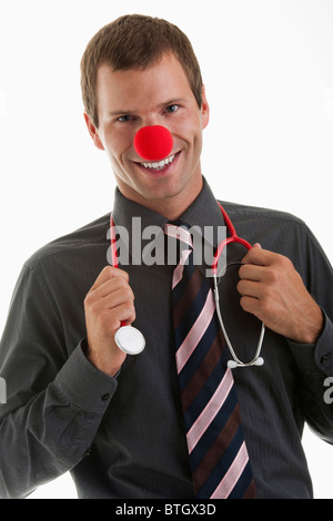 Medico con stetoscopio e clown naso Foto Stock