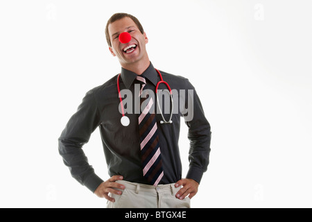 Medico con stetoscopio e clown naso Foto Stock