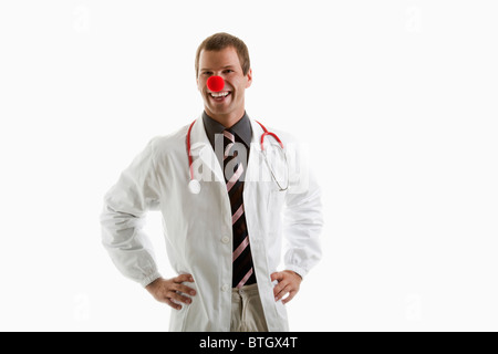 Medico con stetoscopio e clown naso Foto Stock