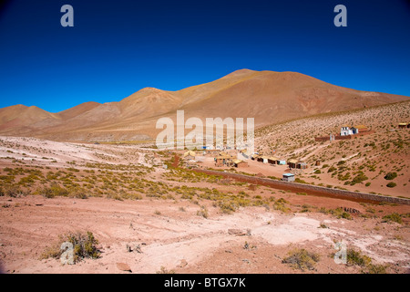 Altiplano villaggio MACHUCA (2004) con una tipica chiesa vicino a San Pedro de Atacama, Cile Foto Stock